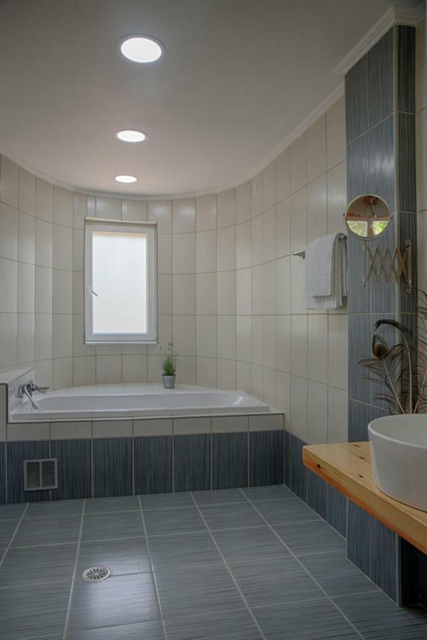 Modern Eco Friendly Villa Close To Town Pelekas Exterior photo